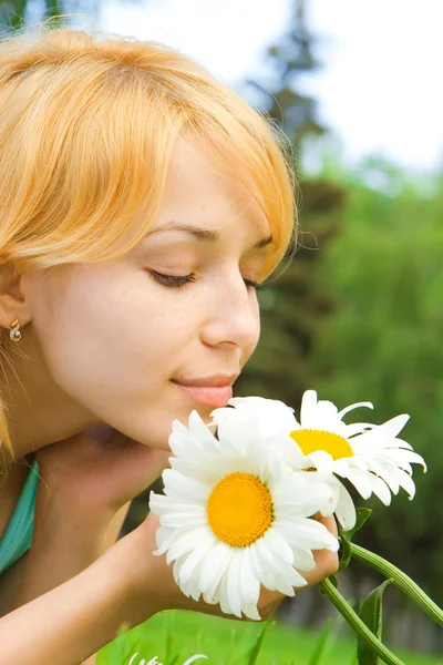 Pretty woman rest in the park with flowers — Stock Photo, Image