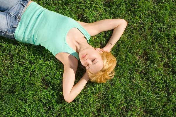 Милая женщина отдыхает на траве — стоковое фото