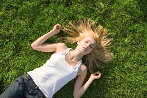 Dulce mujer descansar en la hierba —  Fotos de Stock