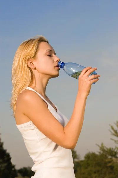 きれいな女性夏の空き地に水を飲む — ストック写真