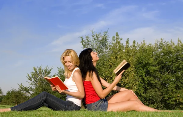 Unga kvinnor läste bok i parken — Stockfoto
