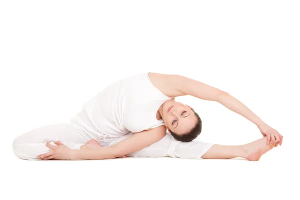 Mujer joven haciendo ejercicio de yoga — Foto de Stock