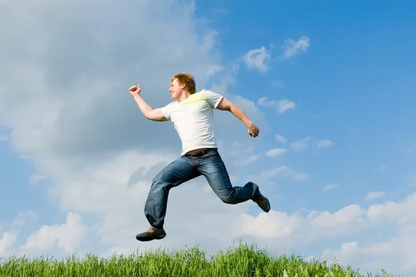 Щасливий чоловік стрибає — стокове фото