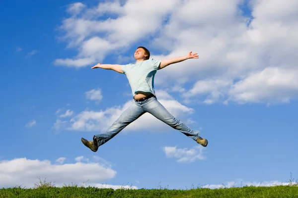 Homem feliz está pulando — Fotografia de Stock