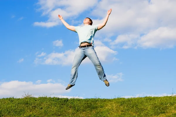 Щасливий чоловік стрибає — стокове фото