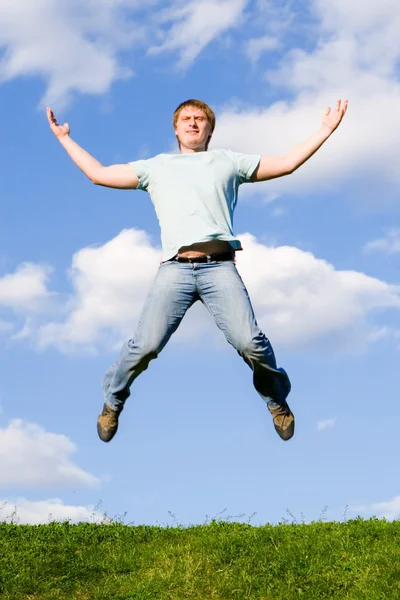 Homem feliz está pulando — Fotografia de Stock