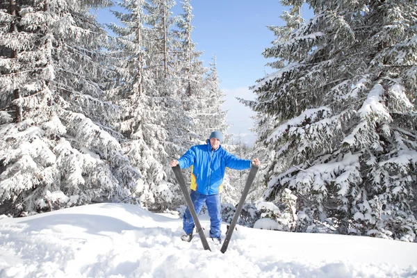 Szczęśliwy człowiek z narciarskich w krajobraz zimowy — Zdjęcie stockowe