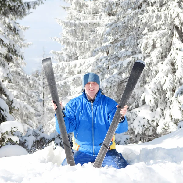 快乐的人，与滑雪在冬季风景 — 图库照片