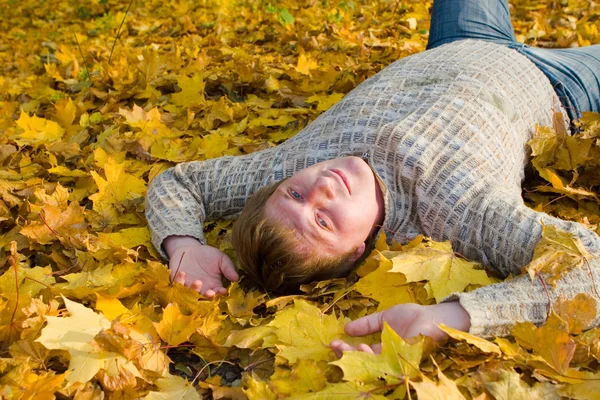 Mężczyzna odpoczynek na jesień liść — Zdjęcie stockowe