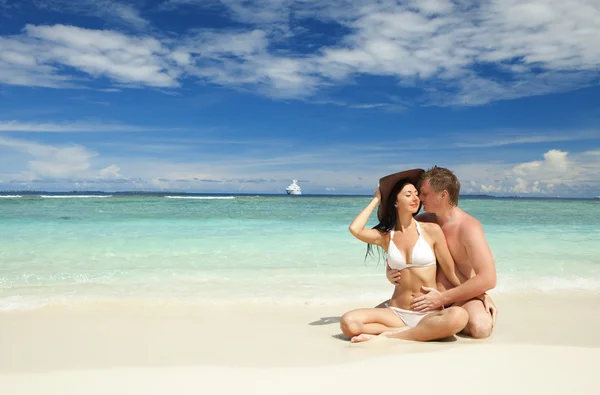 Young couple on the beach of sea — Stock Photo, Image