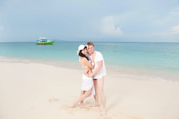 Young couple on the beach of sea — Stock Photo, Image