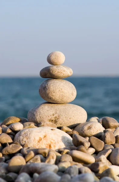 Zrównoważony kamienie nad morzem — Zdjęcie stockowe