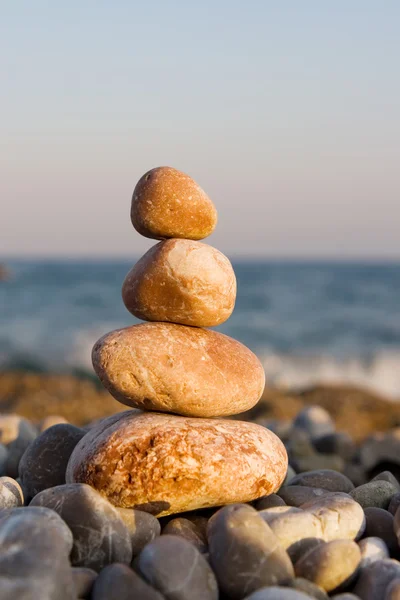 Denizin üzerinde dengeli taşlar — Stok fotoğraf
