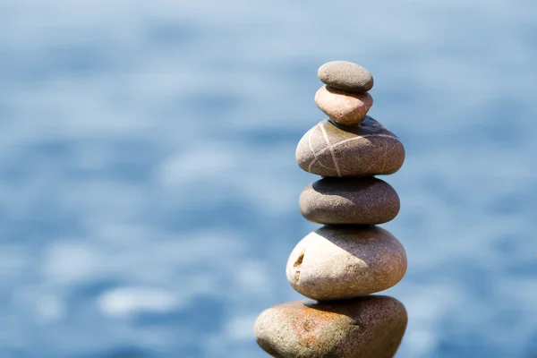 Balanced stones on the sea — Stock Photo, Image