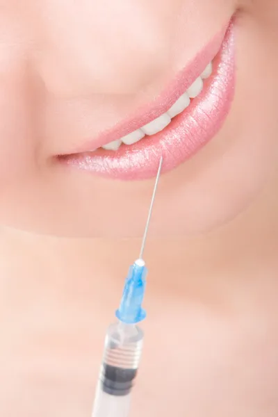 Usměvavá dívka s injekční stříkačkou Royalty Free Stock Fotografie