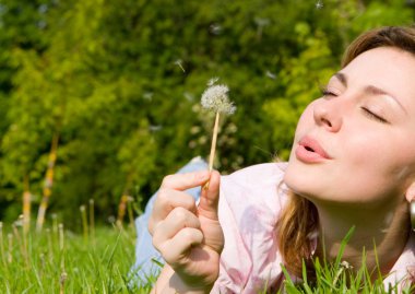 mutlu kız şişirme dandelion