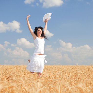 mutlu bir kadın altın buğday atlama
