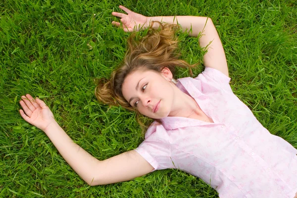 Hübsche Frau ruht sich auf dem Gras aus — Stockfoto