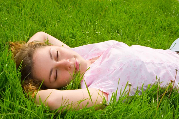 Pretty woman rest on the green grass — Stock Photo, Image