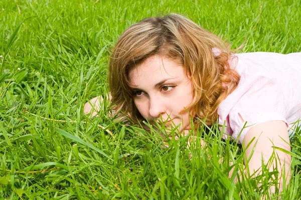 Söt kvinna resten på gräset — Stockfoto