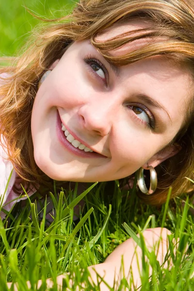 Reszta ładna kobieta na zielonej trawie — Zdjęcie stockowe