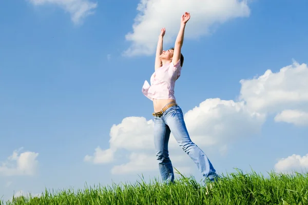 Giovane donna felice sogna di volare sui venti — Foto Stock