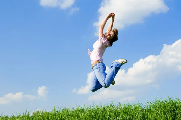 Счастливая молодая женщина прыгает — стоковое фото