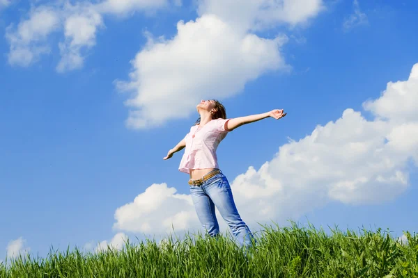 Щаслива молода жінка мріє літати на вітрах — стокове фото