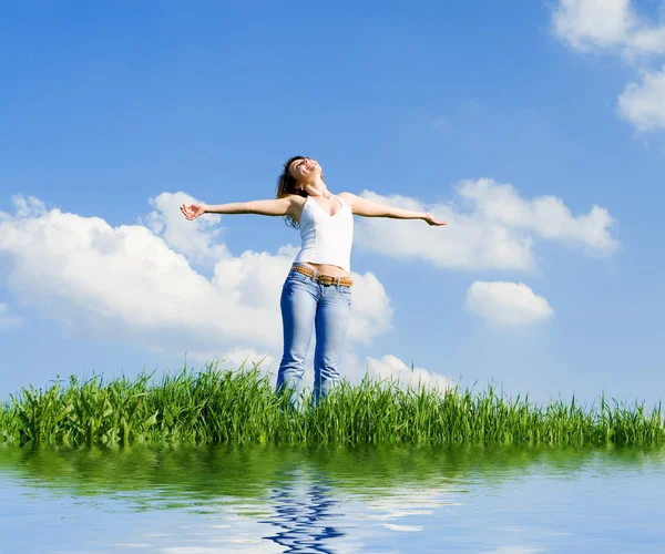 Gelukkig jonge vrouw dromen om te vliegen op wind — Stockfoto