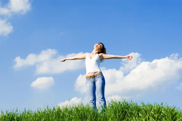 Giovane donna felice sogna di volare sui venti — Foto Stock