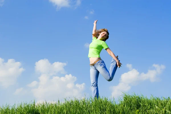 Экспрессивная женщина танцует на зеленой траве — стоковое фото