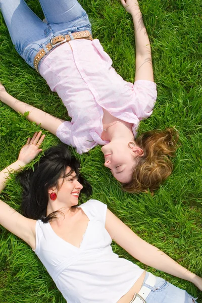 Ładne kobiety reszta na zielonej trawie — Zdjęcie stockowe