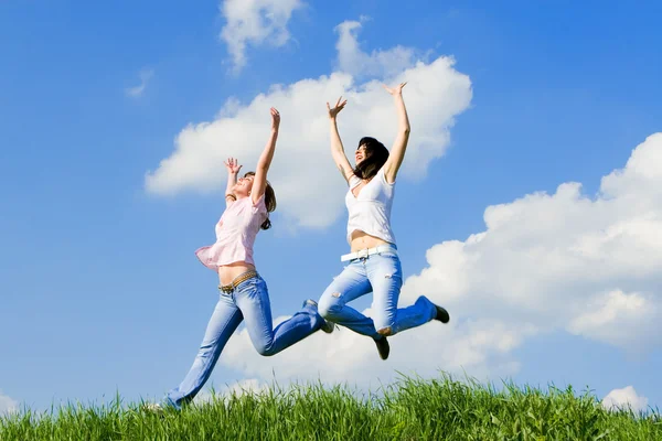 Glückliche junge Frauen springen — Stockfoto
