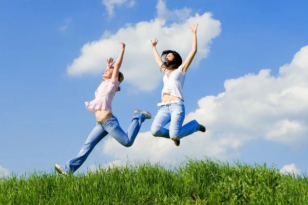 Jeunes femmes heureuses saute — Photo