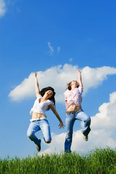 Mutlu atlayan genç kadınlar — Stok fotoğraf