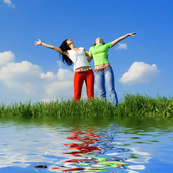 Twee gelukkige jonge vrouwen dromen om te vliegen — Stockfoto