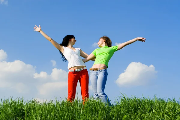 Две счастливые девушки мечтают летать на ветру — стоковое фото