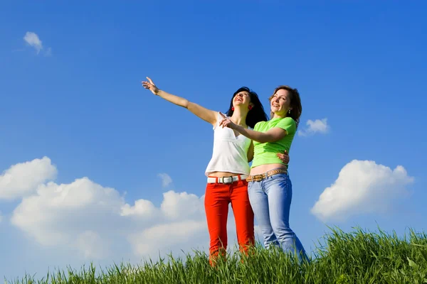 Дві молоді жінки на зеленому лузі — стокове фото