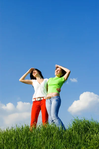Дві щасливі молоді жінки мріють літати на вітрах — стокове фото