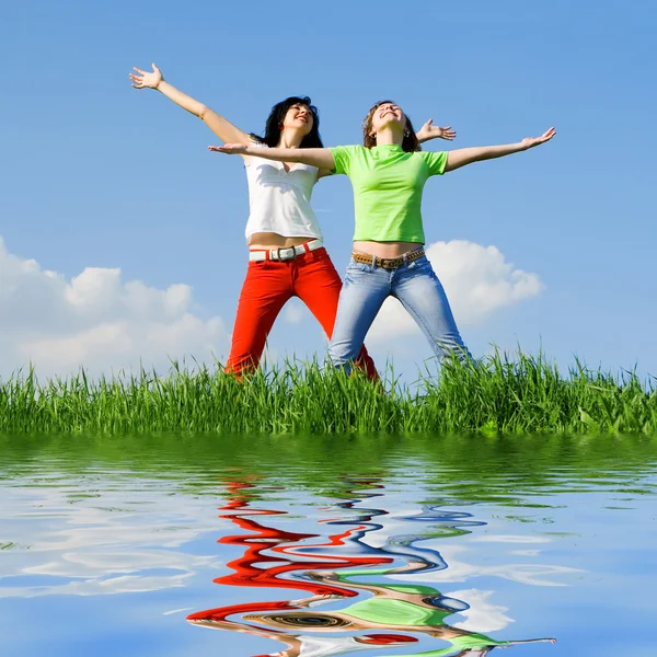 Дві щасливі молоді жінки мріють літати на вітрах — стокове фото