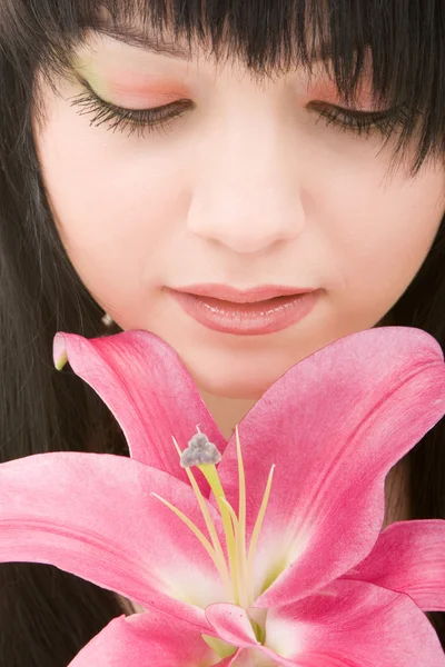 Молодая красивая женщина с цветком лилии — стоковое фото