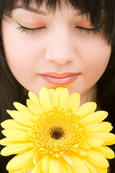 ガーバーの花を持つ若い女 — ストック写真