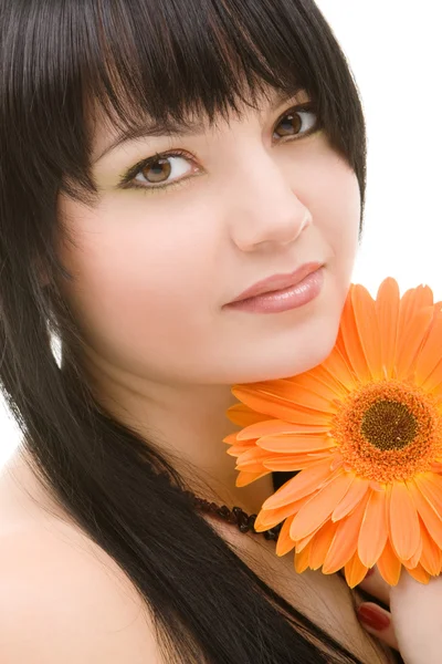 Junge Frau mit orangefarbener Blume — Stockfoto
