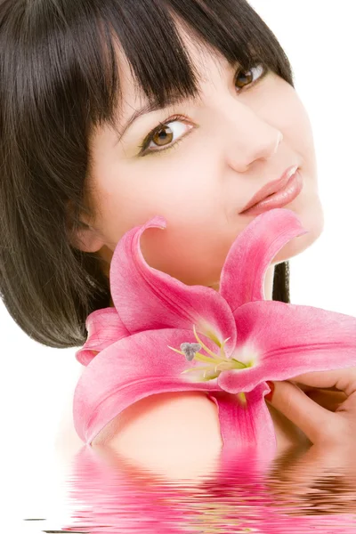 Młoda kobieta z kwiat lilii — Zdjęcie stockowe