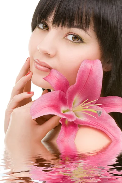 Молодая женщина с цветком лилии — стоковое фото