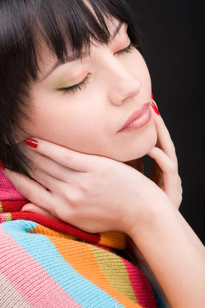 Retrato de la mujer con bufanda sobre fondo negro —  Fotos de Stock