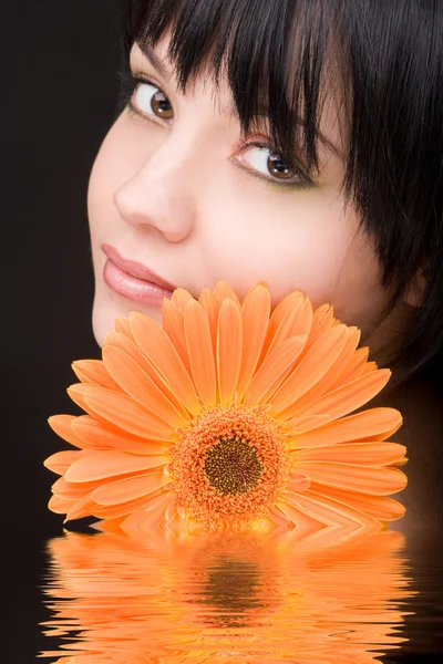 Mujer joven con flor —  Fotos de Stock