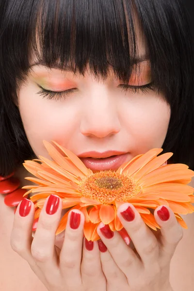 Jeune femme avec fleur gerber — Photo