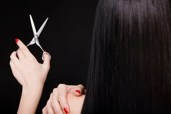 Brunetka z nożyczek fryzjerki — Zdjęcie stockowe