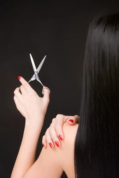 Krásná brunetka s nůžky kadeřníka — Stock fotografie